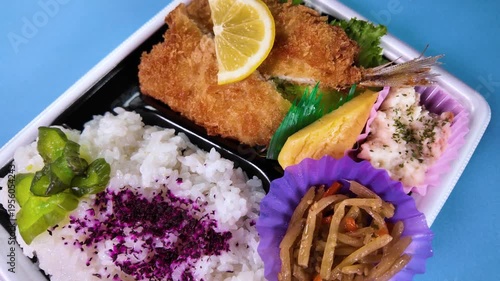 あじフライ弁当のクローズアップ　回転