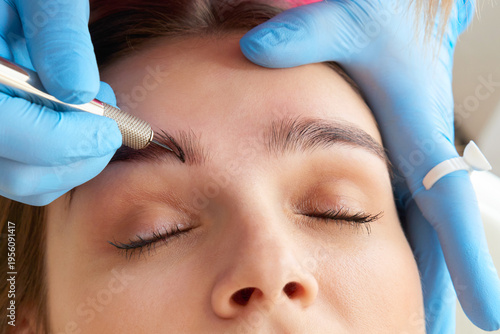 Foto Professional eyebrow correction in a beauty salon