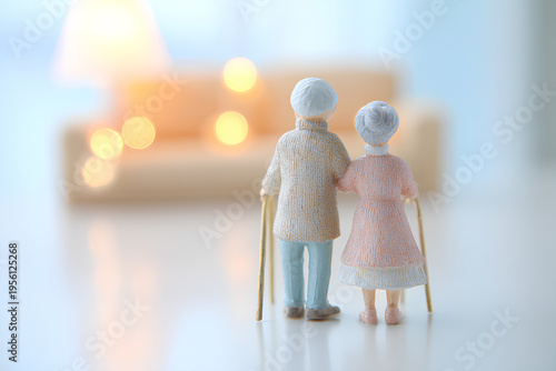 暖かな灯りに包まれて寄り添い歩く高齢者二人の穏やかな日常風景
