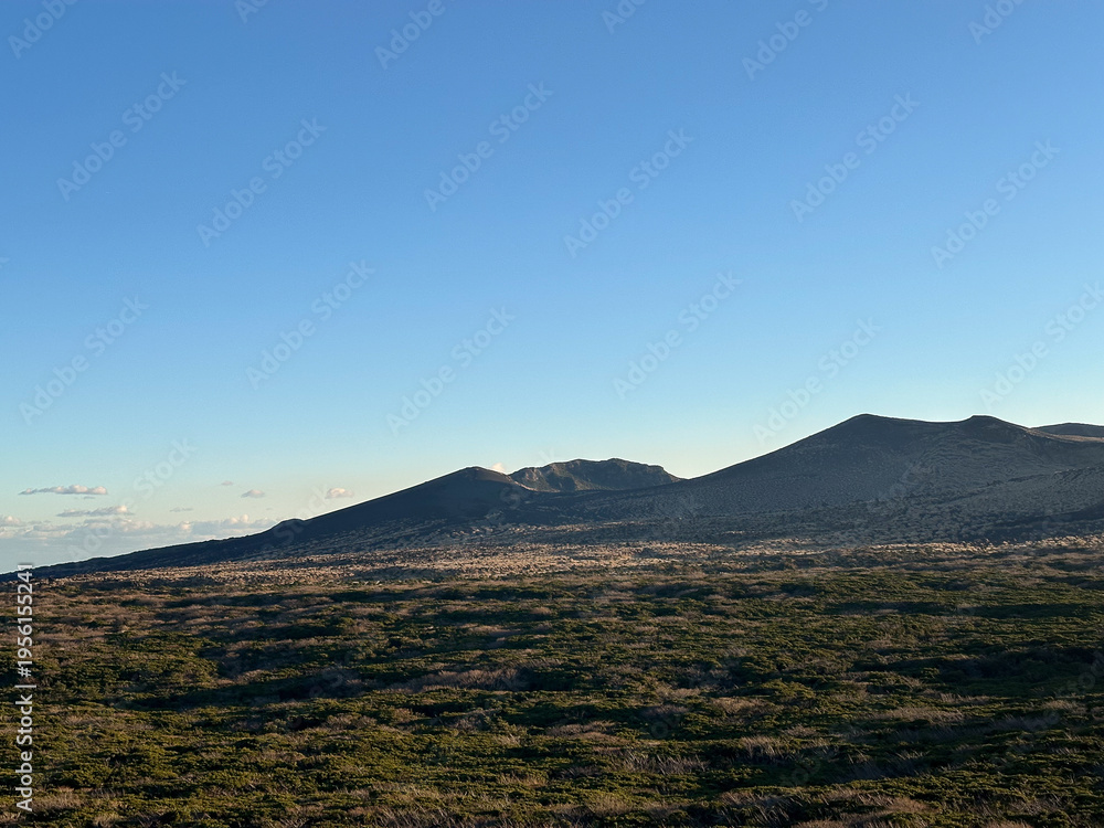 Obraz premium 広大な山並みと草原が広がる自然風景、雄大な景観が魅力の旅行や背景素材に最適