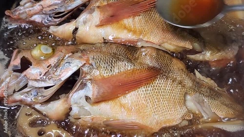 メバルの煮つけ　調理シーン