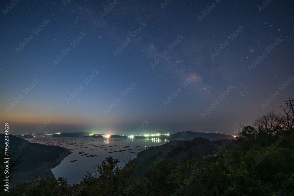 Fototapeta premium 日本の岡山県瀬戸内市の迫り門の曙の海に浮かぶ美しい風景