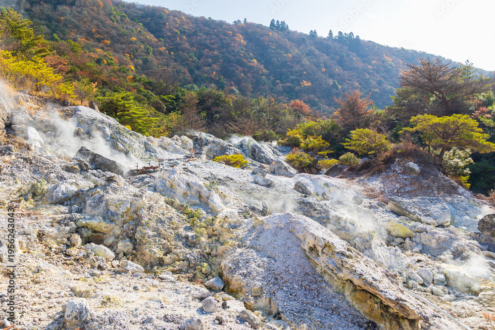 Fototapeta premium 日本の風景・秋 長崎 紅葉の雲仙温泉 地獄めぐり