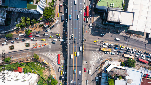Quadro su tela Top view of busy urban intersection with multiple lanes of traffic and vehicles moving through city roads, capturing transportation flow and modern infrastructure in daylight
