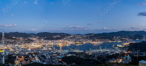 Foto Magical hour night view of Nagasaki city and harbor from Mount Inasa