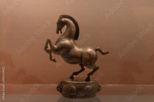 Konstfotografi a Bronze steed horse sculpture