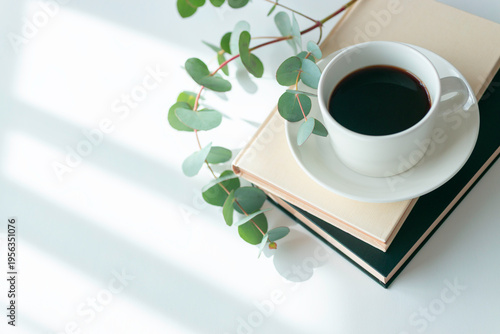 Foto Hot coffee with book and pink flower in sunlight minimal morning lifestyle with