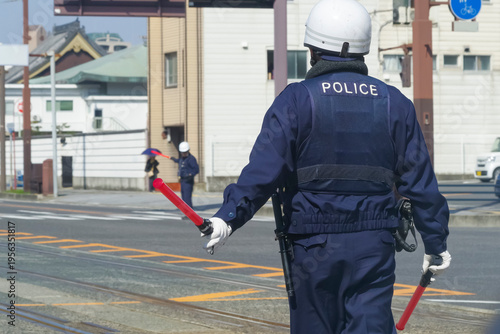 街中で交通整理する警察官の姿