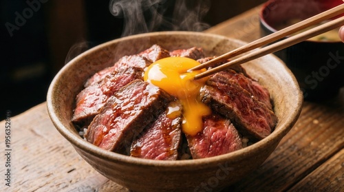 希少な赤身肉を贅沢に使った熊本郷土料理あか牛丼のステーキ丼