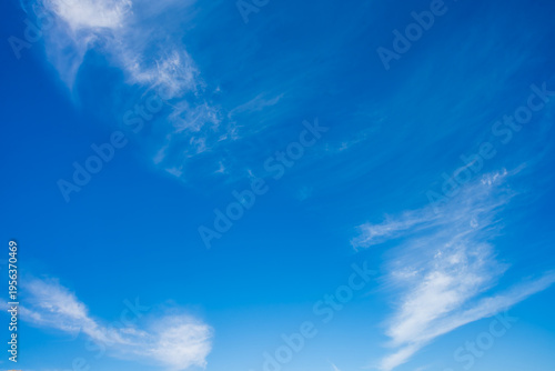 Fényképezés A vibrant blue sky with wispy white cirrus clouds captured above a Bedouin village in Hurghada, Red Sea Governorate, Egypt