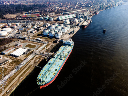 Foto Oil Tanker Docked at Industrial Port Amid Middle East Crisis – Global Energy Sup