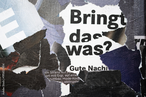 abstrakte Papier Collage mit Spruch, Bringt das was? Basten mit Zeitschriften, Papierschnipsel auf Leinwand angeordnet und geklebt