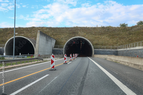 Tunnel und Autobahn, Unterquerung eines Höhenzugs.