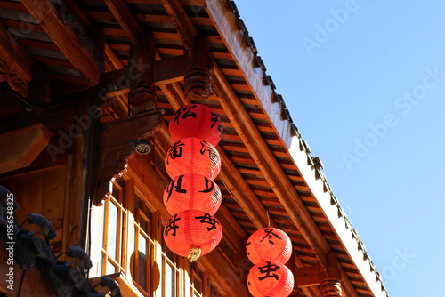 Foto Ancient chinese eaves with ornate decoration and hanging with lanterns at Songzh