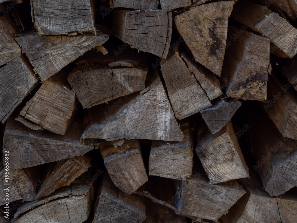 Fototapeta premium stos drewna porąbanego na opał tło tapeta