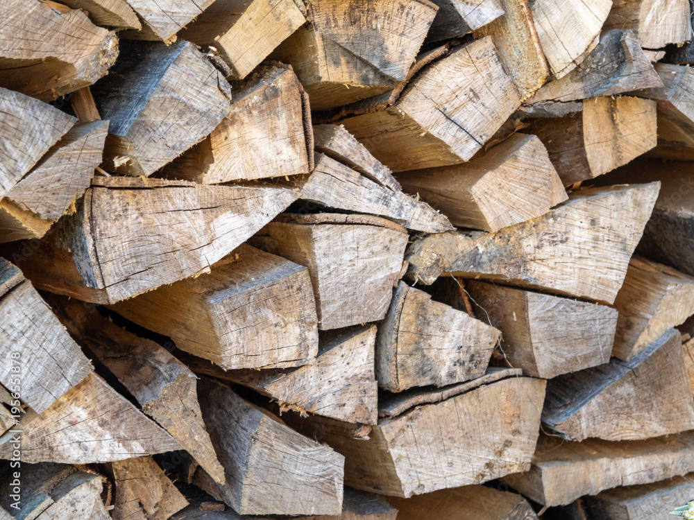 Fototapeta premium stos drewna porąbanego na opał tło tapeta