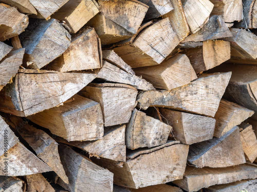 Fototapeta premium stos drewna porąbanego na opał tło tapeta