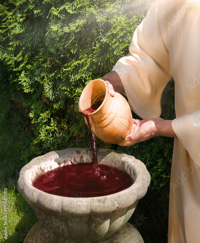 Foto Hands pour water into the pot