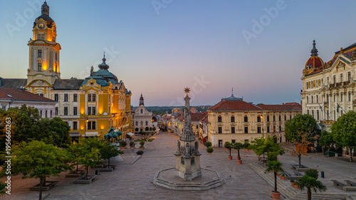 Cuadro en lienzo Sunrise at Szechenyi square in the old town of Pecs, Hungary