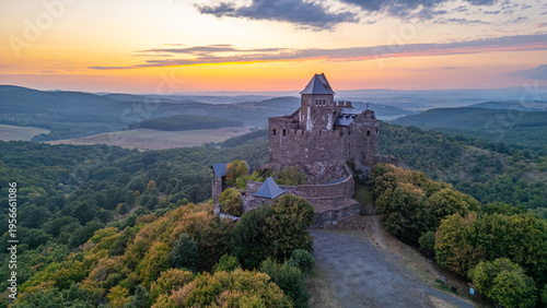 Φωτογραφία Sunset view of Holloko castle in Hungary during summer
