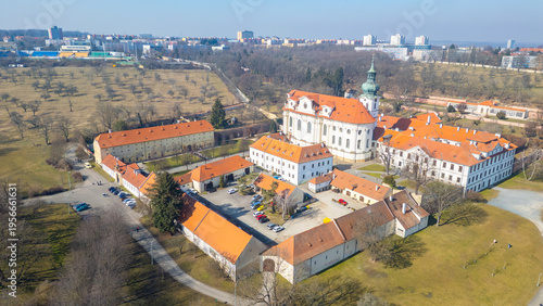 Foto Brevnov monastery in Prague during spring day, Czech republic