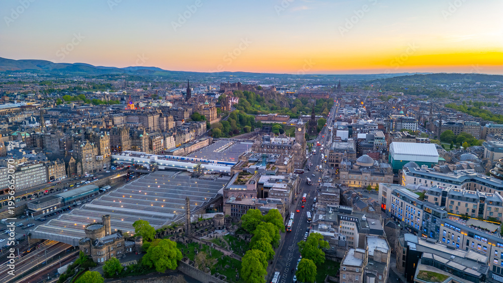 Obraz premium Sunset panorama of the old town of Edinburgh from calton hill, S
