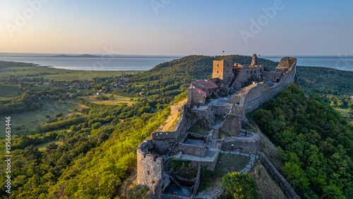 Foto Sunrise view of Szigliget castle in Hungary