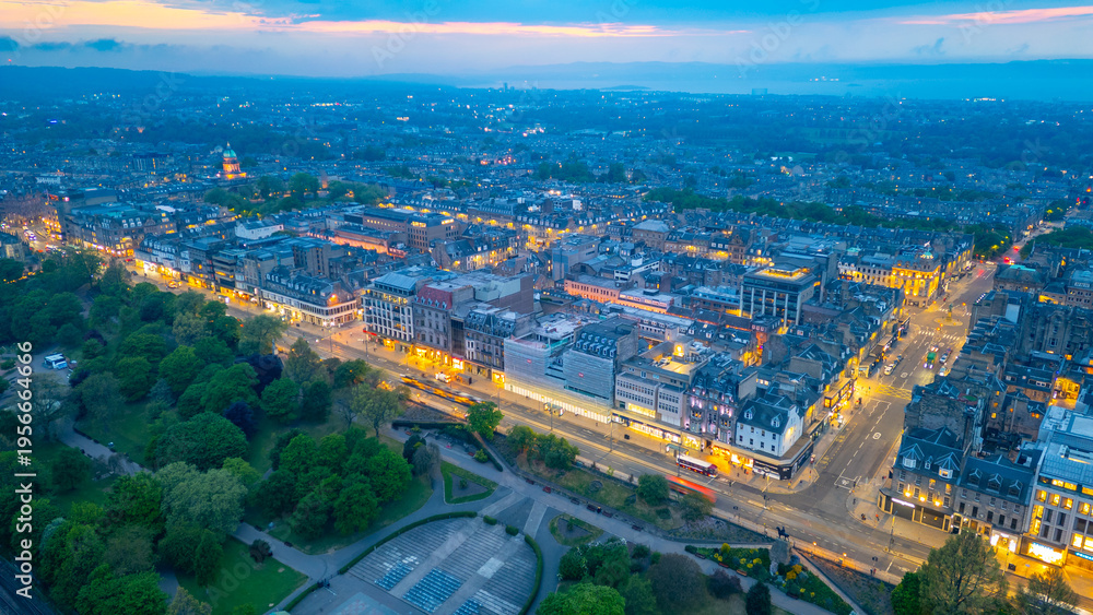 Fototapeta premium Sunset panorama of the new town of Edinburgh, Scotland
