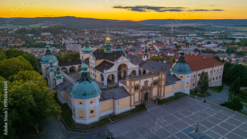 Foto Sunset panorama view of Svata Hora pilgrimage site near Pribram,