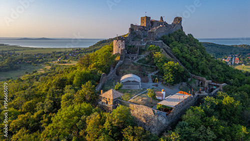 Konstfotografi Sunrise view of Szigliget castle in Hungary