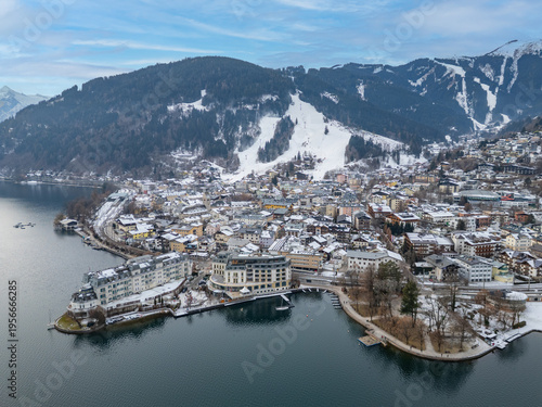 Cuadro en lienzo Panorama view of Zell am See during winter, Austria