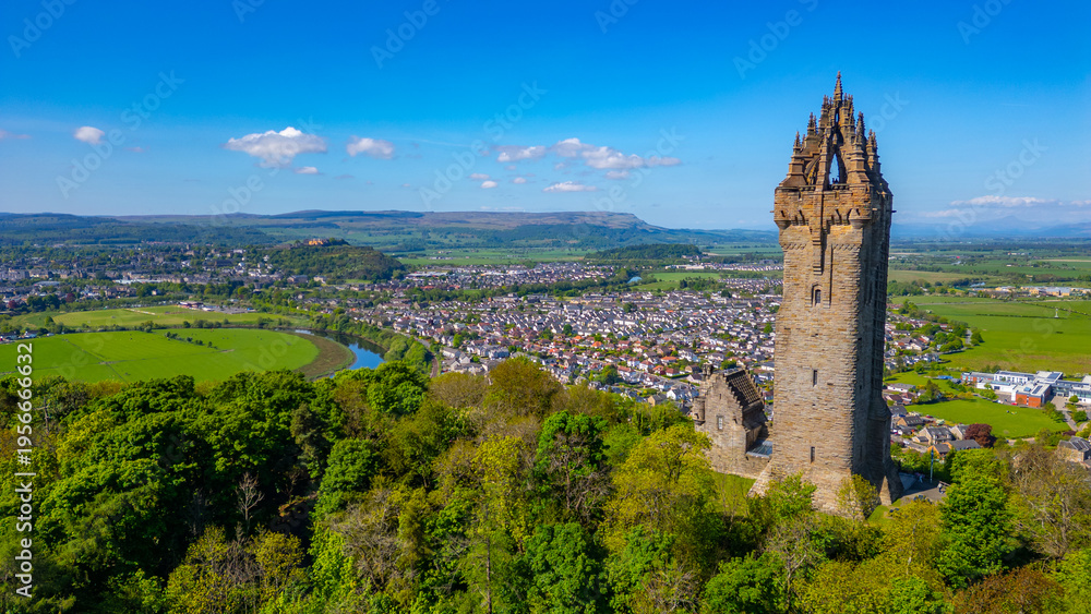 Αυτοκόλλητο Aerial view of the National Wallace Monument at Stirling, Scotla