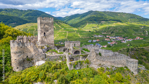 Foto Ruins of Hinterhaus castle in Austria during a sunny day