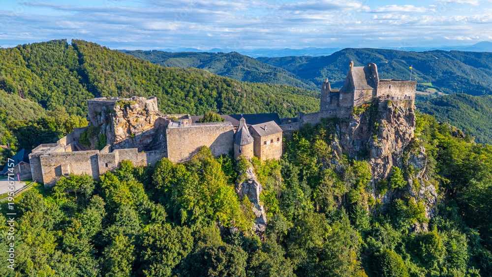 Obraz premium Summer day at Aggstein Castle in Austria