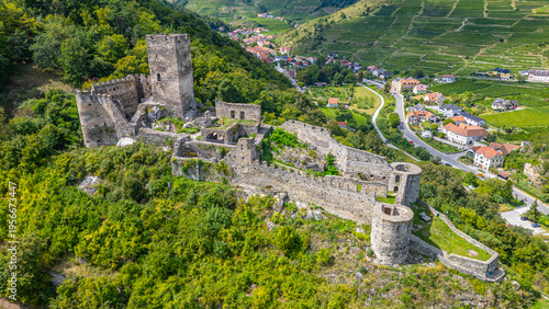 Cuadro en lienzo Ruins of Hinterhaus castle in Austria during a sunny day