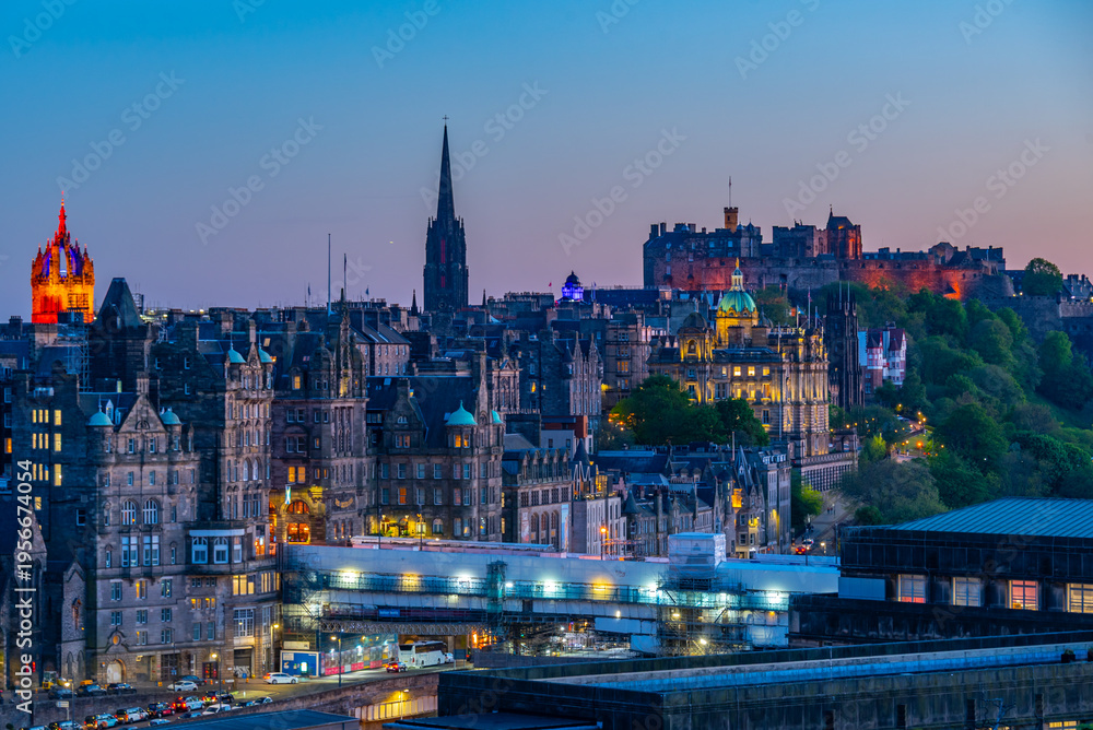 Obraz premium Sunset panorama of the old town of Edinburgh from calton hill, S