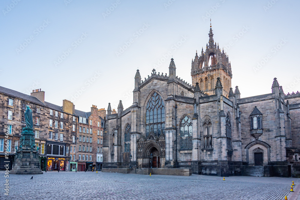 Naklejka premium Sunrise view of the St Giles' Cathedral in Edinburgh, Scotland