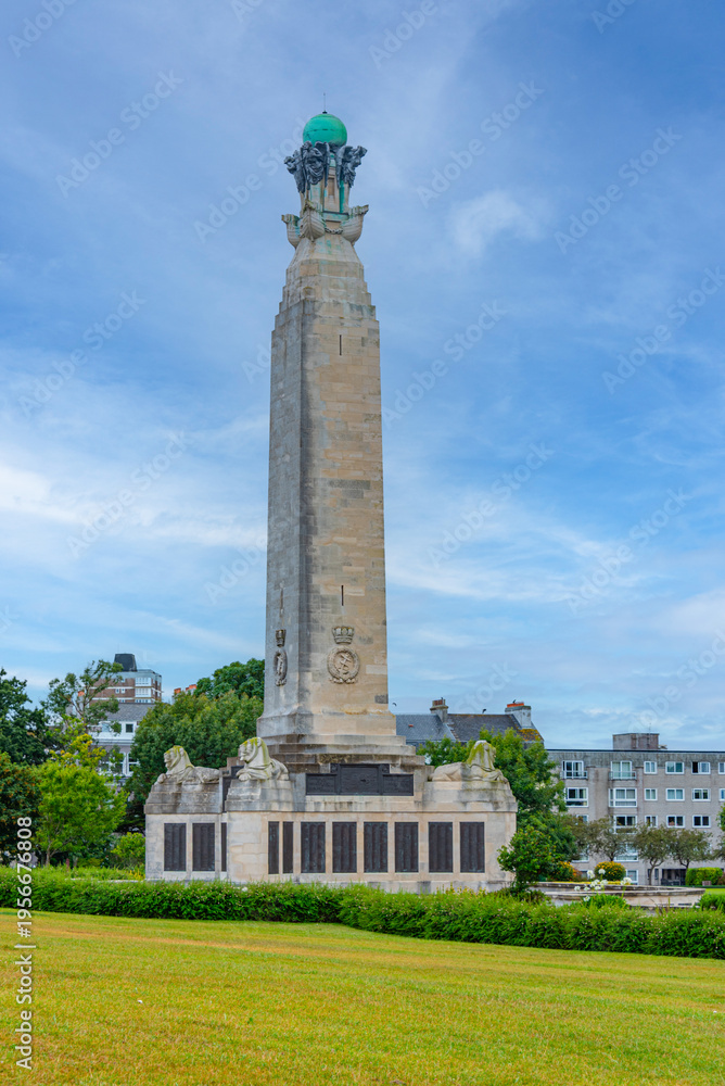 Obraz premium Sunset view of Plymouth Naval Memorial at Hoe park in Plymouth,