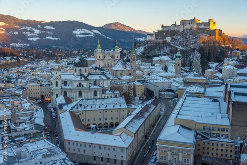 Fotografía Sunset view of Hohensalzburg fortress overlooking the old town o