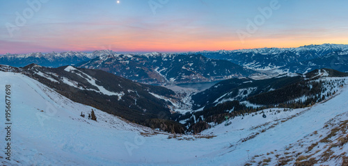 Fotografie Zell am see lake viewed from Schmittenhohe in Austria during sun