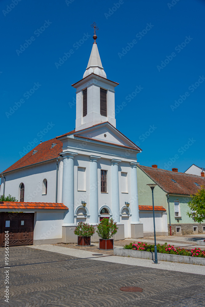 Obraz premium White church at Kosuth ter square in Sarvar, Hungary