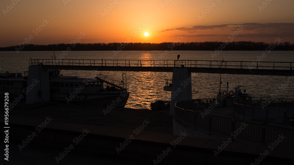Obraz premium Sunset over the river Volga. Samara, Russia.