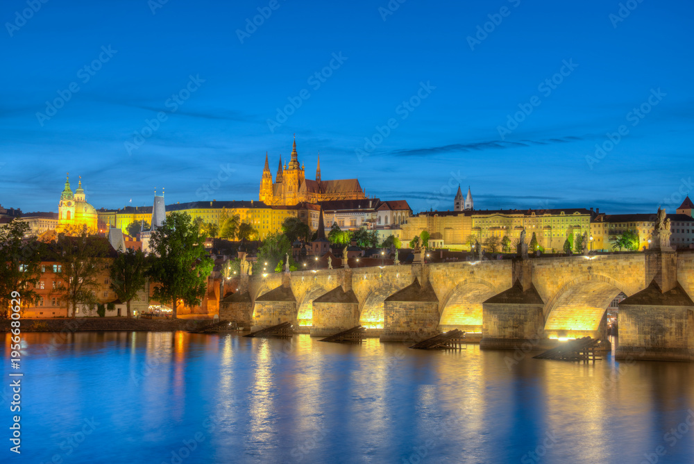 Obraz premium Sunset view of the Prague castle and charles bridge in Prague, C