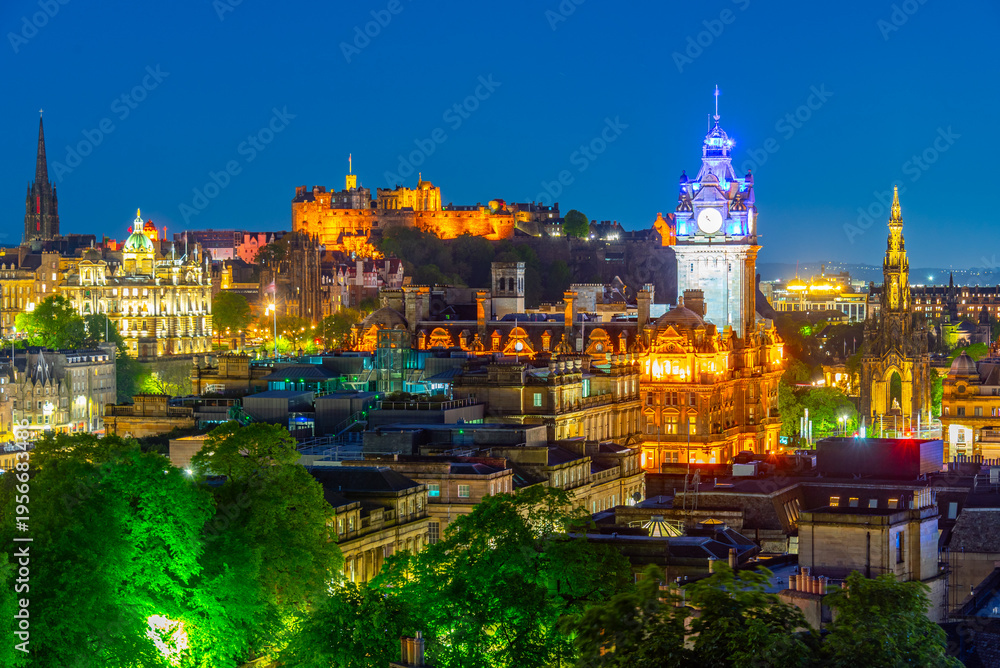 Obraz premium Sunset panorama of the old town of Edinburgh from calton hill, S