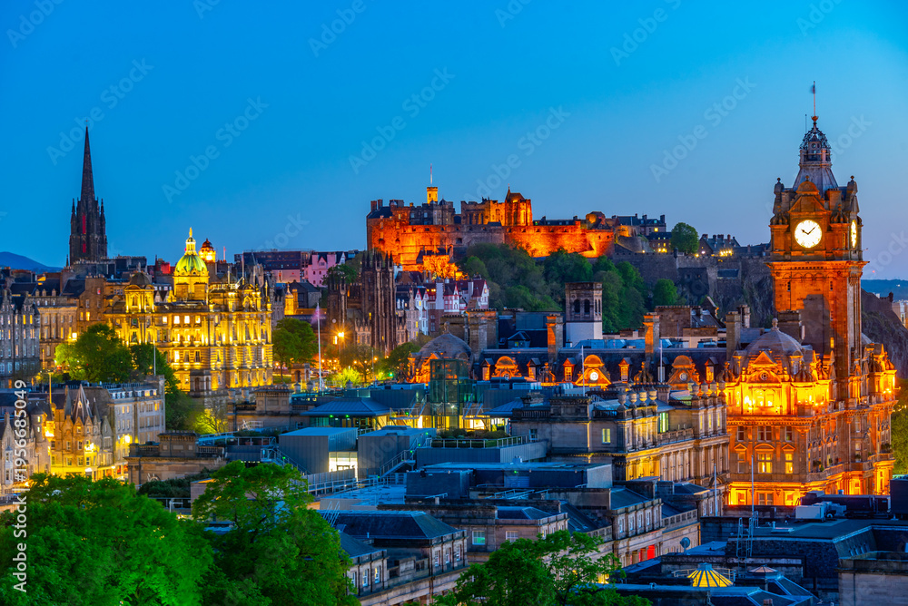 Obraz premium Sunset panorama of the old town of Edinburgh from calton hill, S
