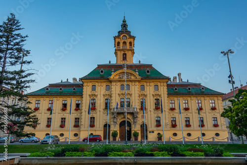 Fotografía Sunrise view of Town hall at Szechenyi ter square in Szeged, Hun