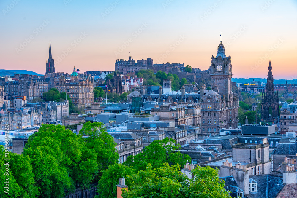 Obraz premium Sunset panorama of the old town of Edinburgh from calton hill, S