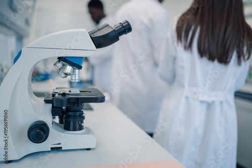 Foto Microscope on lab bench with researchers working
