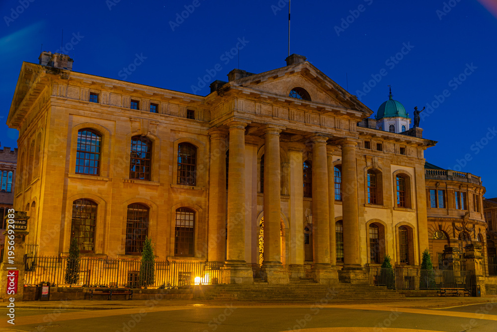 Obraz premium Sunset view of Clarendon building at Oxford, England