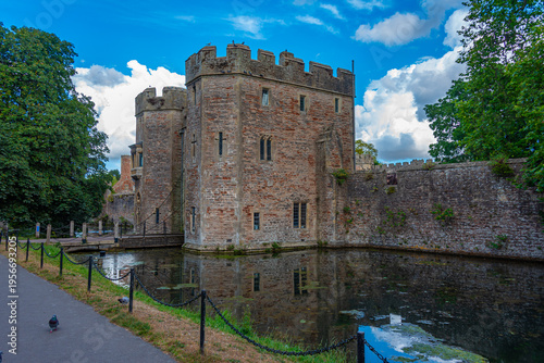 Konstfotografi Moat around bishop palace in Wells, England